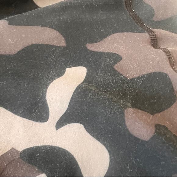 Athleta Camo Contender 7/8 Camouflage Leggings Black/Gray Large - Picture 12 of 12